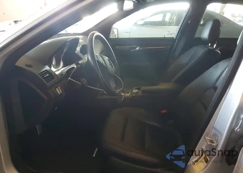 2010 Mercedes-Benz C 300 z USA, uszkodzony, nr VIN WDDGF5EB2AR131793